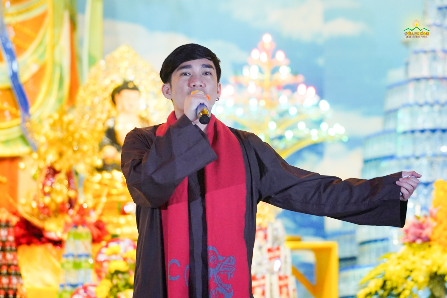 Ca sĩ Quang Hà hát cúng dường Tam Bảo và đại chúng tại sân khấu chùa Ba Vàng năm 2022
