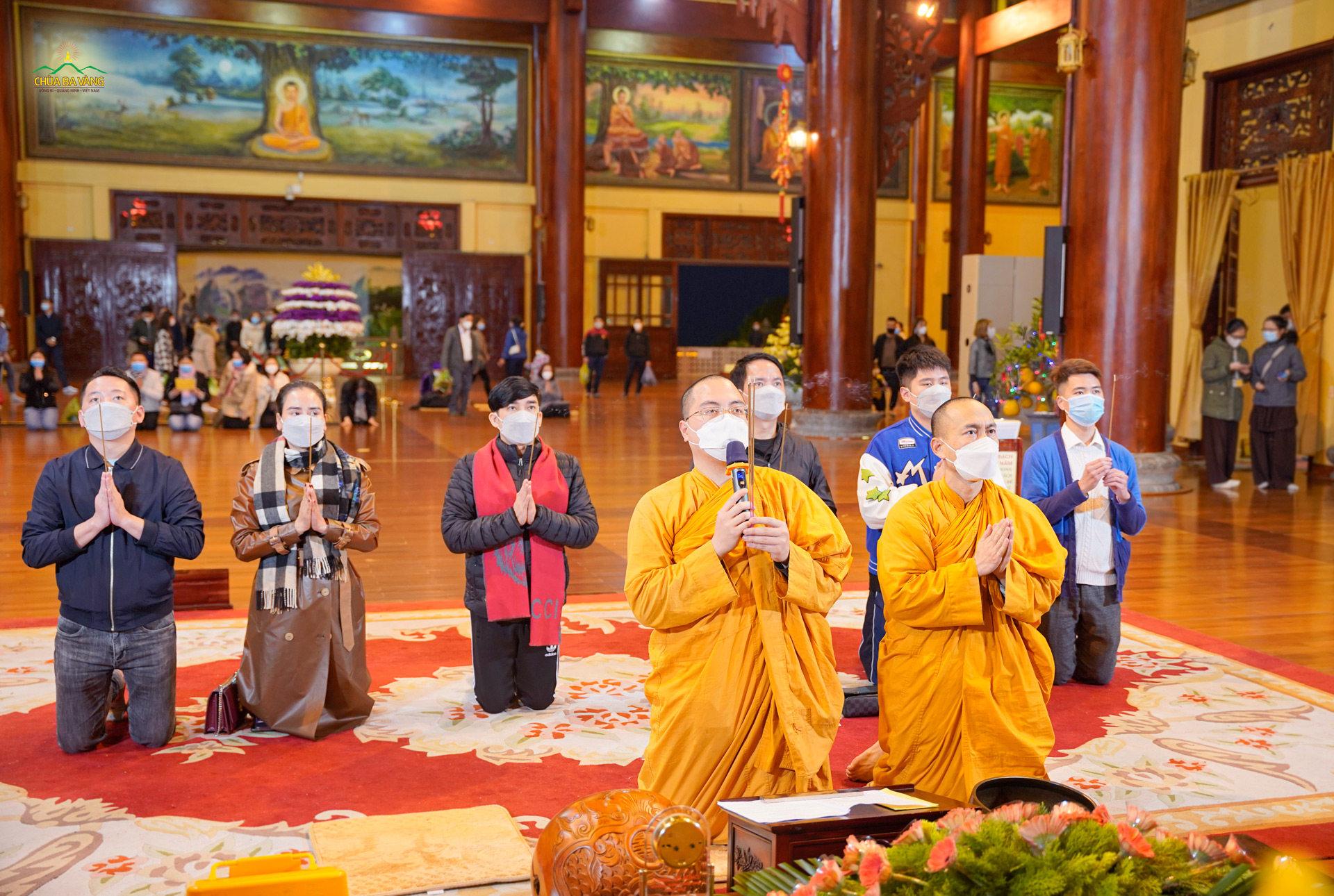 Phái đoàn ca sĩ Quang Hà cùng chư Tăng lễ Phật đầu xuân (ảnh năm 2022)  