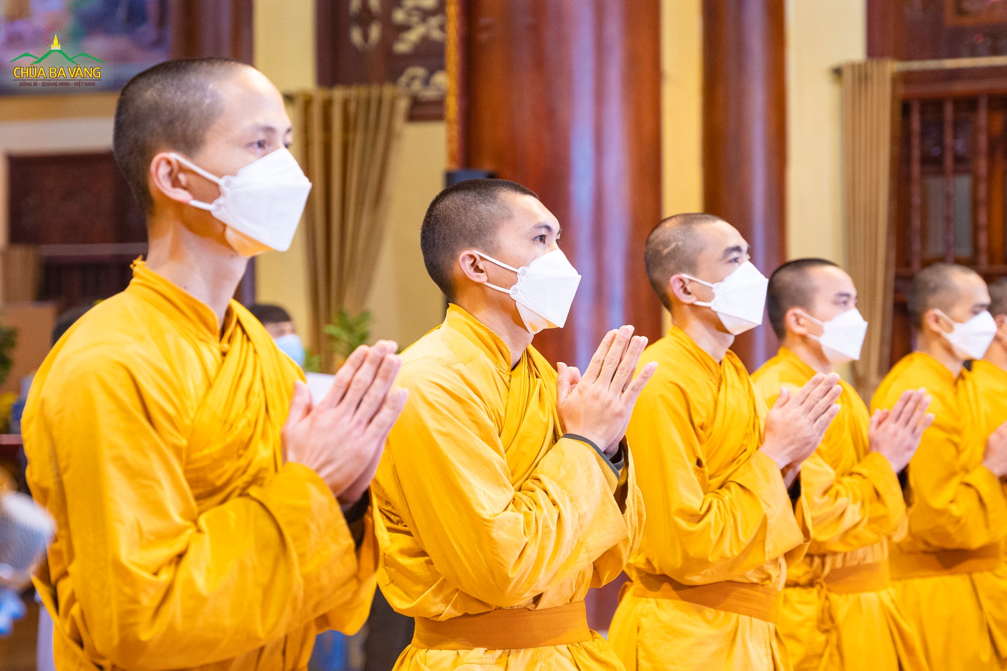 Hình ảnh chư Tăng chắp tay trang nghiêm tác lễ cầu an để nhân dân, Phật tử thập phương hướng tâm tham dự chương trình