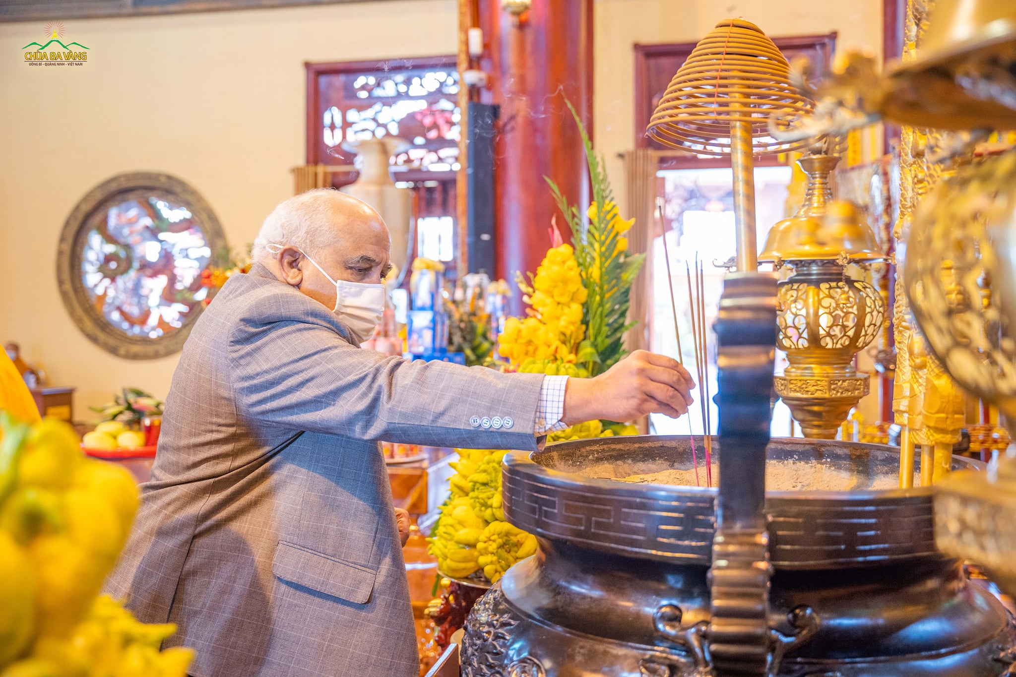 Đại sứ Cu Ba thắp hương tại Chính Điện chùa Ba Vàng   