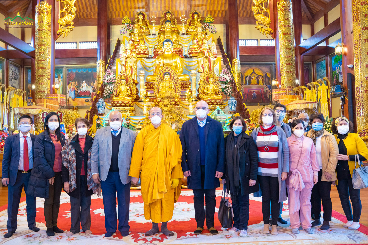 Sư Phụ cùng phái đoàn chụp ảnh lưu niệm tại Chính Điện chùa Ba Vàng (năm 2022)   