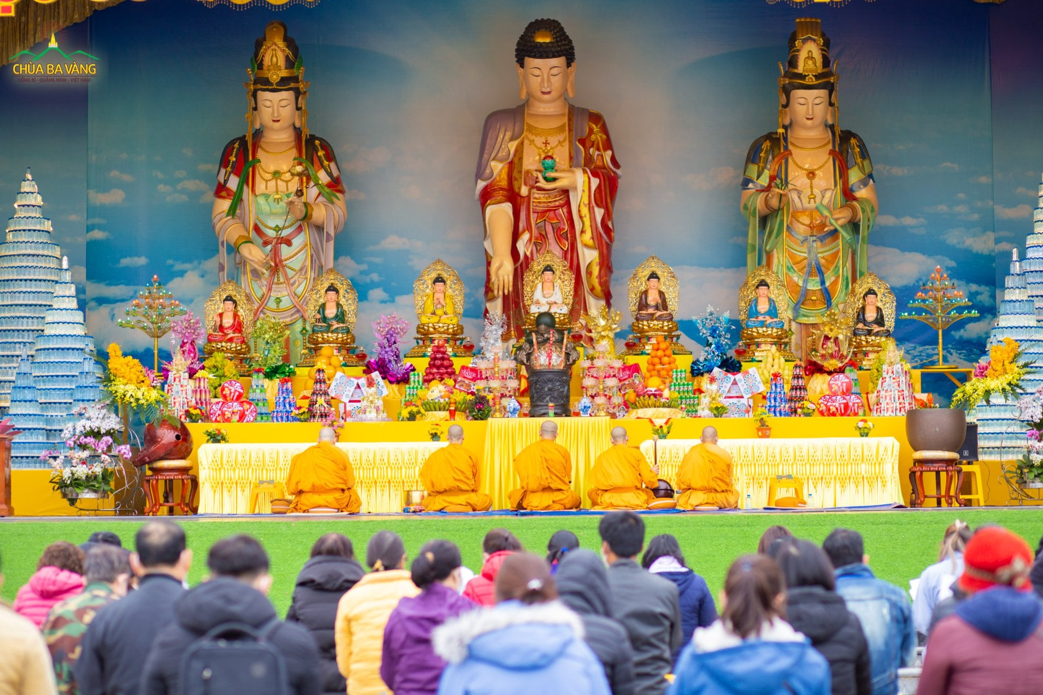 Các Phật tử và bà con nhân dân cũng tham dự thời khóa tụng kinh cầu nguyện