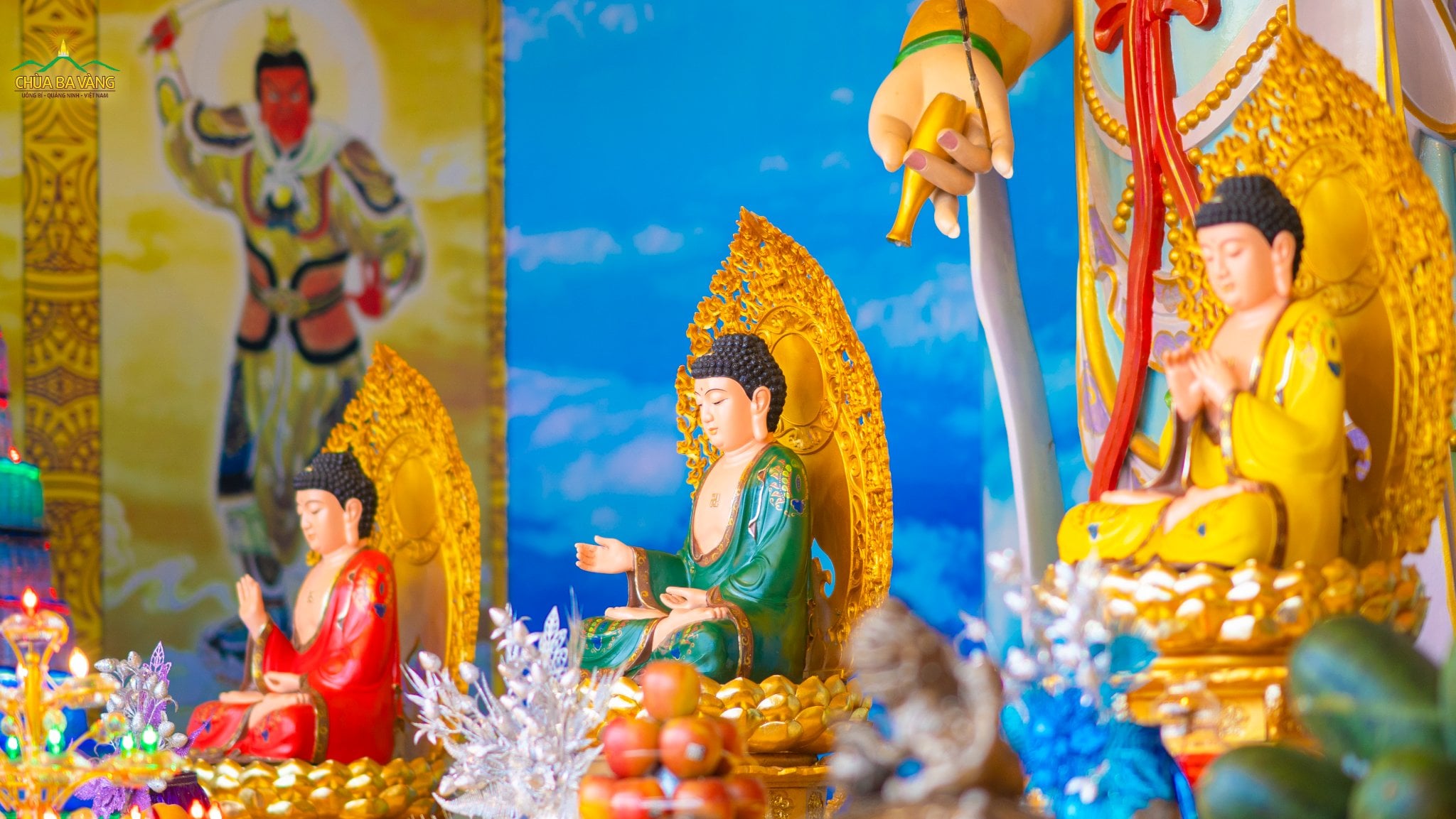 Tôn tượng Đức Phật Dược Sư đặt trang nghiêm tại Chính Điện chùa Ba Vàng