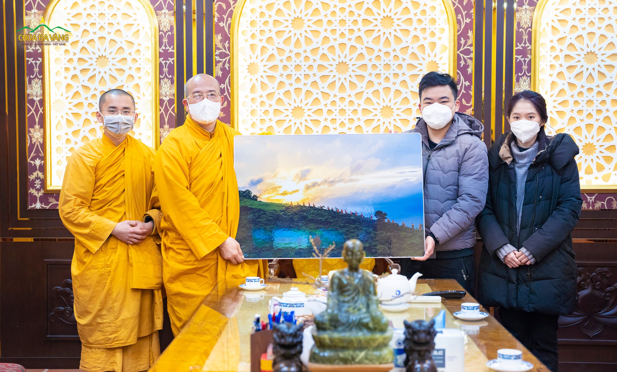 Phật tử Nguyễn Khắc Tuấn Anh cúng dường Sư Phụ bức ảnh Tăng đoàn chùa Ba Vàng kinh hành trong rừng do chính anh chụp được