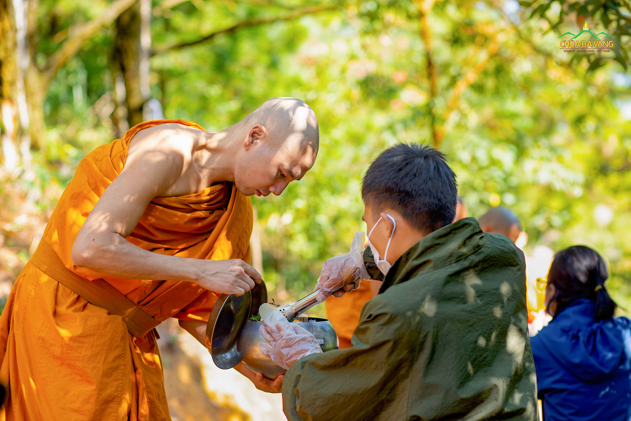 Phật tử chùa Ba Vàng sớt bát cúng dường chư Tăng sẽ được phước báu vô lượng - nhân duyên để cầu nguyện được thành tựu.
