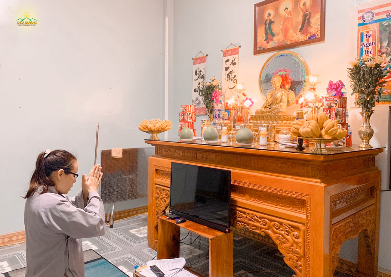 Phật tử tu tập tại nhà trước khi tham gia lễ cầu siêu của chùa Ba Vàng (ảnh minh họa)