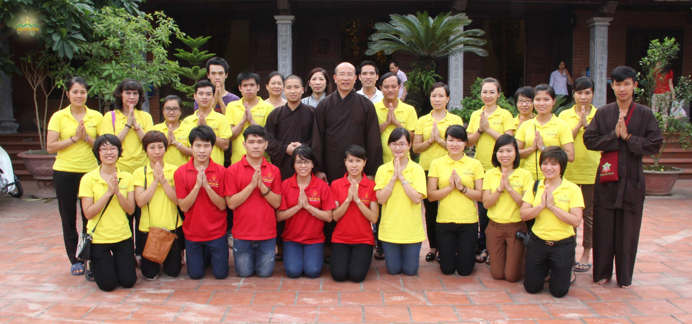 Chị Đào Thị Ninh (vị trí thứ năm, hàng đầu, từ trái sang) cùng CLB Thiện Nguyện Tuệ Tâm chụp hình lưu niệm cùng Sư Phụ và chư Tăng (ảnh năm 2014)
