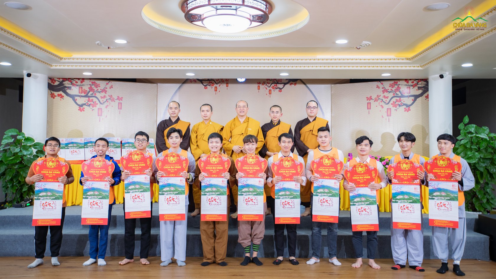 Bạn Lê Thanh Hà (vị trí thứ 5, từ trái sang) chụp hình lưu niệm cùng Sư Phụ và chư Tăng trong dịp Tổng kết cuối năm của CLB Tuổi Trẻ (ảnh cuối năm 2020 - âm lịch)