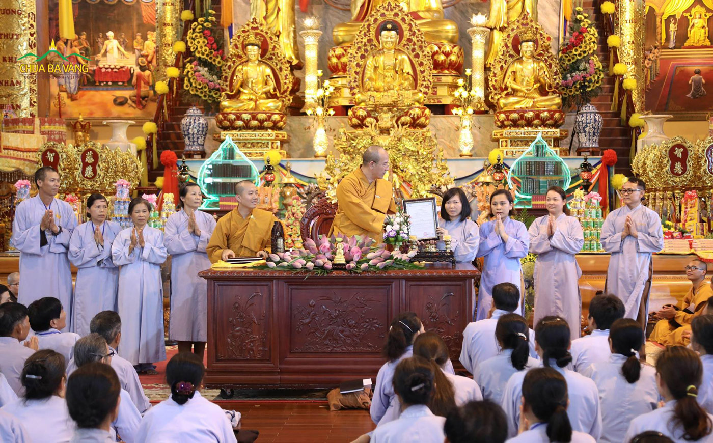 Hình ảnh Phật tử Nguyễn Hồng Nhung vinh dự đại diện nhận quyết định thành lập đạo tràng Minh Hiệp (ảnh năm 2018)