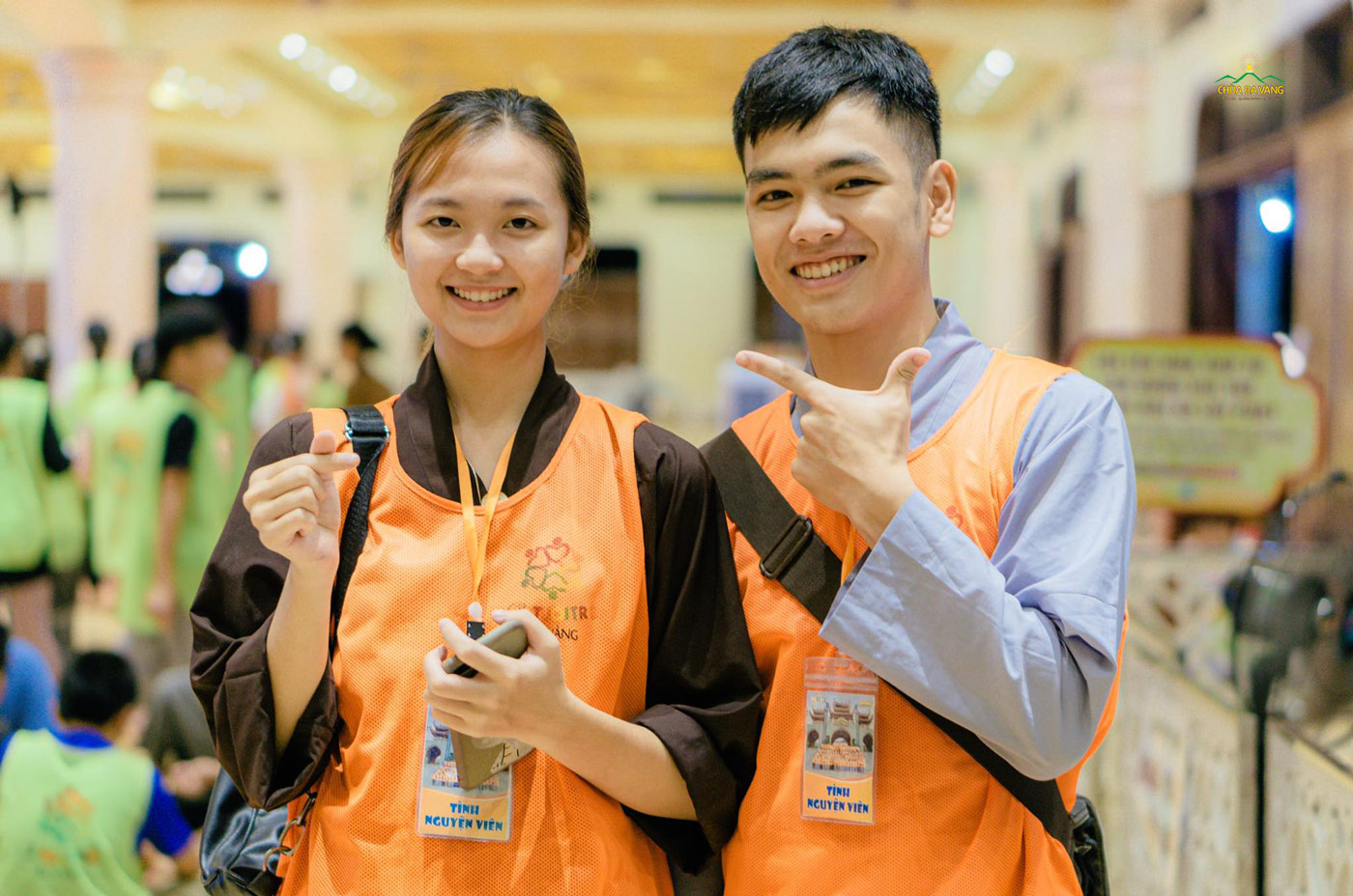 Cặp bạn trẻ Nguyễn Việt Anh và Mạc Vi Thùy An chụp ảnh lưu niệm trong Khóa tu mùa hè chùa Ba Vàng (ảnh năm 2020)   