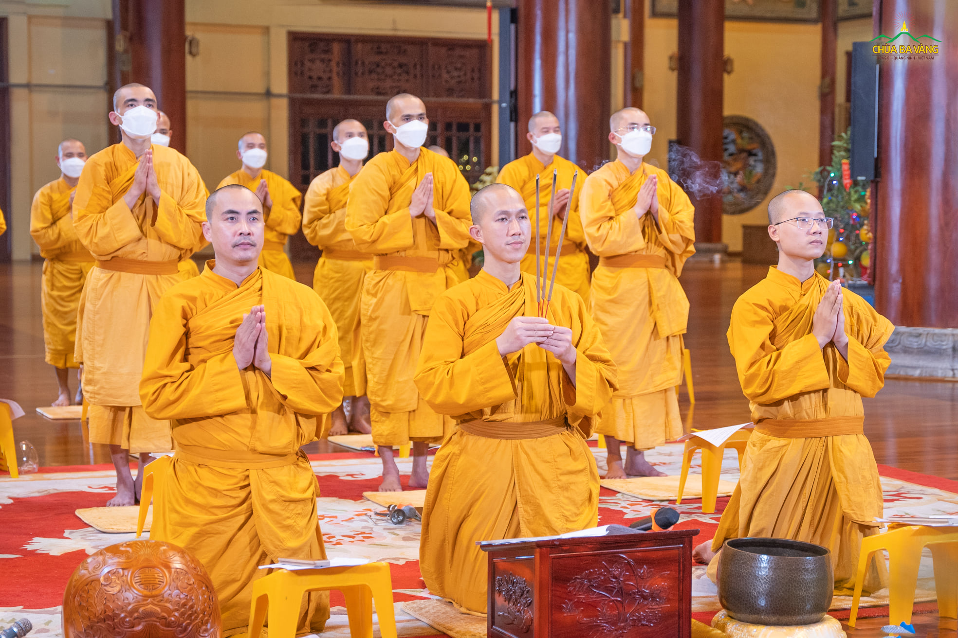 Chư Tăng dâng hương bước vào thời khóa tu tập kỷ niệm ngày Thái tử Tất Đạt Đa xuất gia