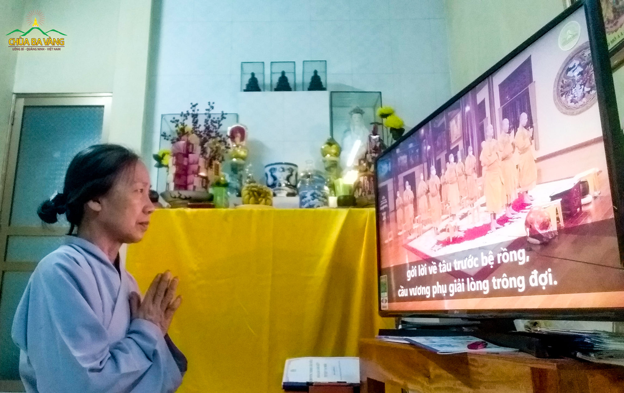 Phật tử chùa Ba Vàng tụng kinh kỷ niệm ân đức Phật tại tư gia của mình