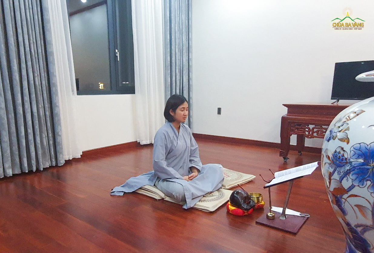 Phật tử chùa Ba Vàng ngồi thiền quán niệm công đức xuất gia của Thái tử Tất Đạt Đa