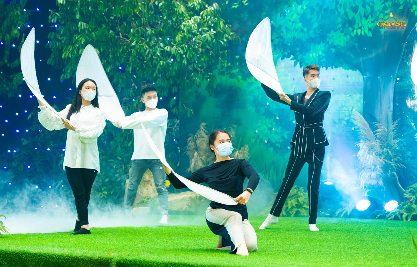 Hình ảnh các vũ công tập luyện cho chương trình văn nghệ kỷ niệm ngày Thái tử Tất Đạt Đa xuất gia