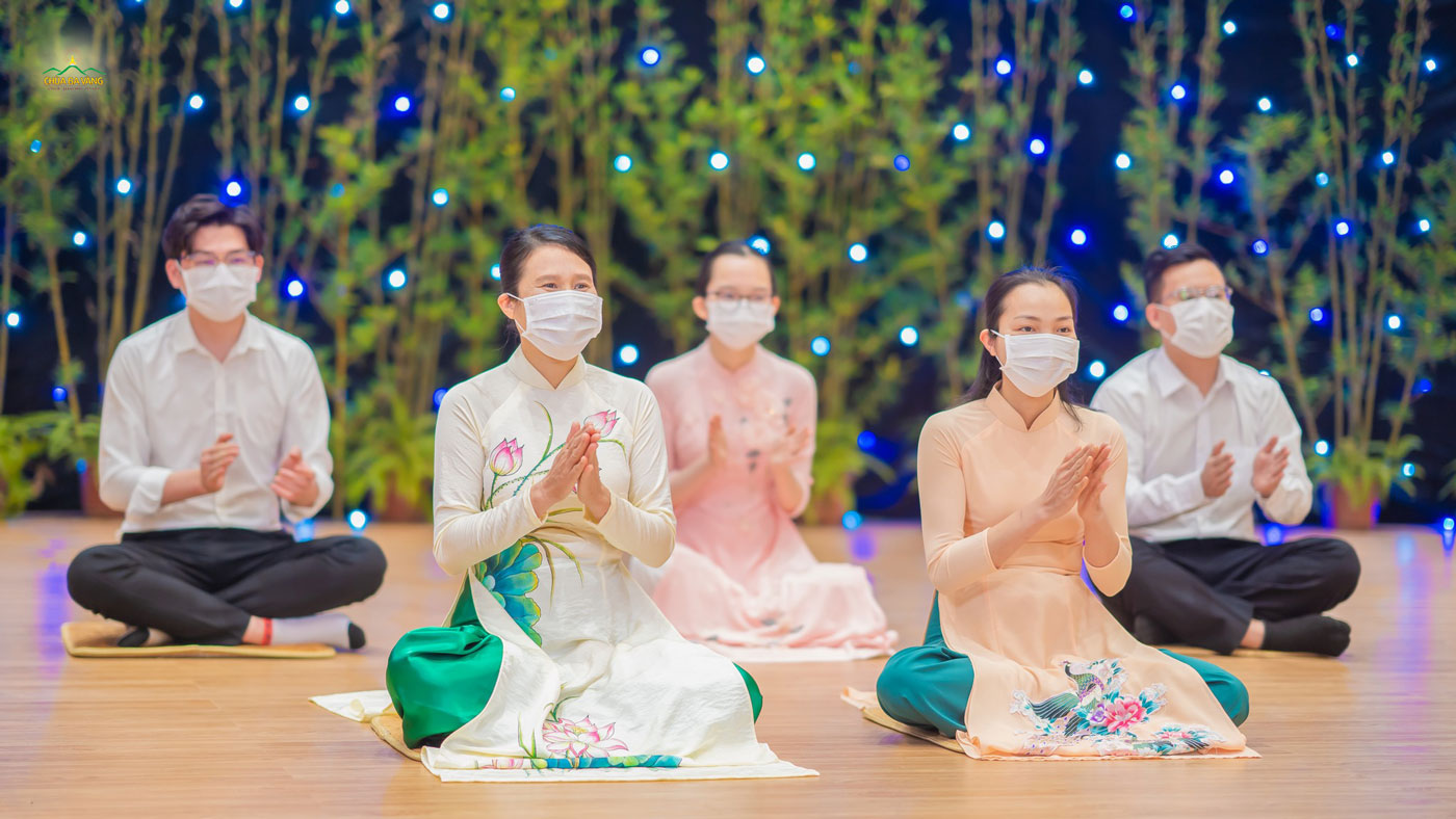  Cô Phạm Thị Yến cùng đại diện các Phật tử đang tu tập cấm túc tại chùa tham dự chương trình  