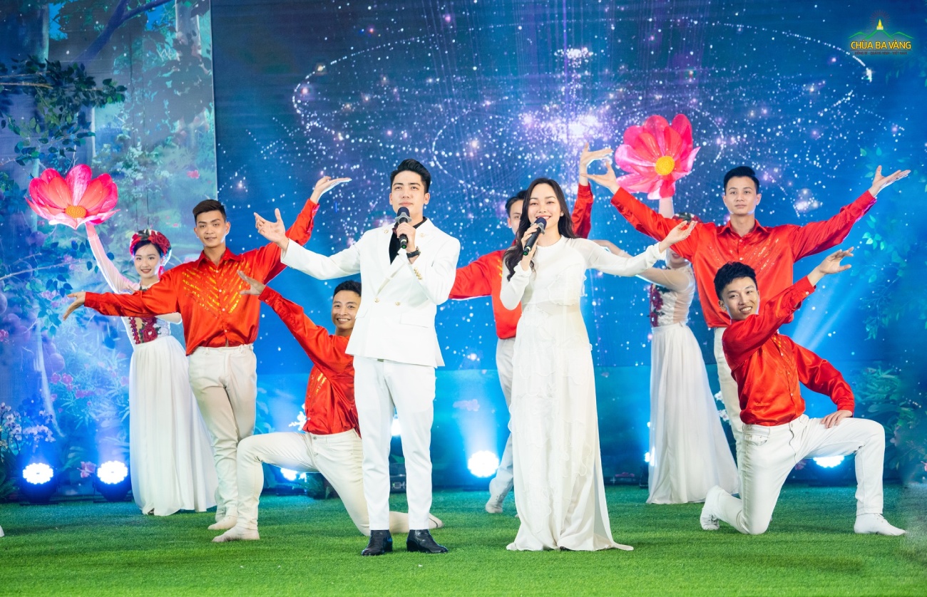 Ca sĩ Bảo Nam - Phương Thủy cùng vũ đoàn Athena thể hiện ca khúc 