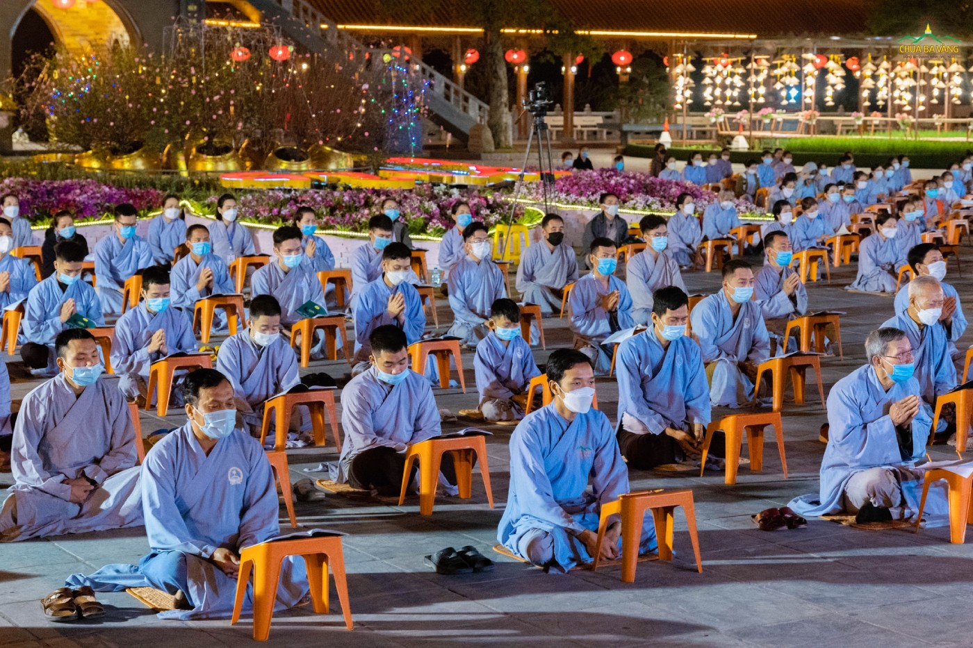 Các Phật tử chùa Ba Vàng tham gia buổi lễ kết đàn tại sân Chính Điện