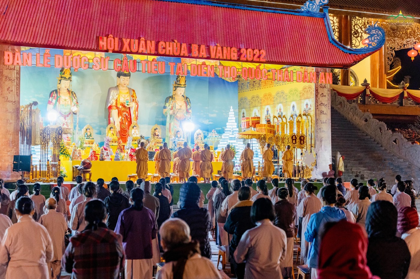 Các Phật tử hướng lên ngôi Tam Bảo, tham dự buổi lễ kết đàn Dược Sư năm Nhâm Dần