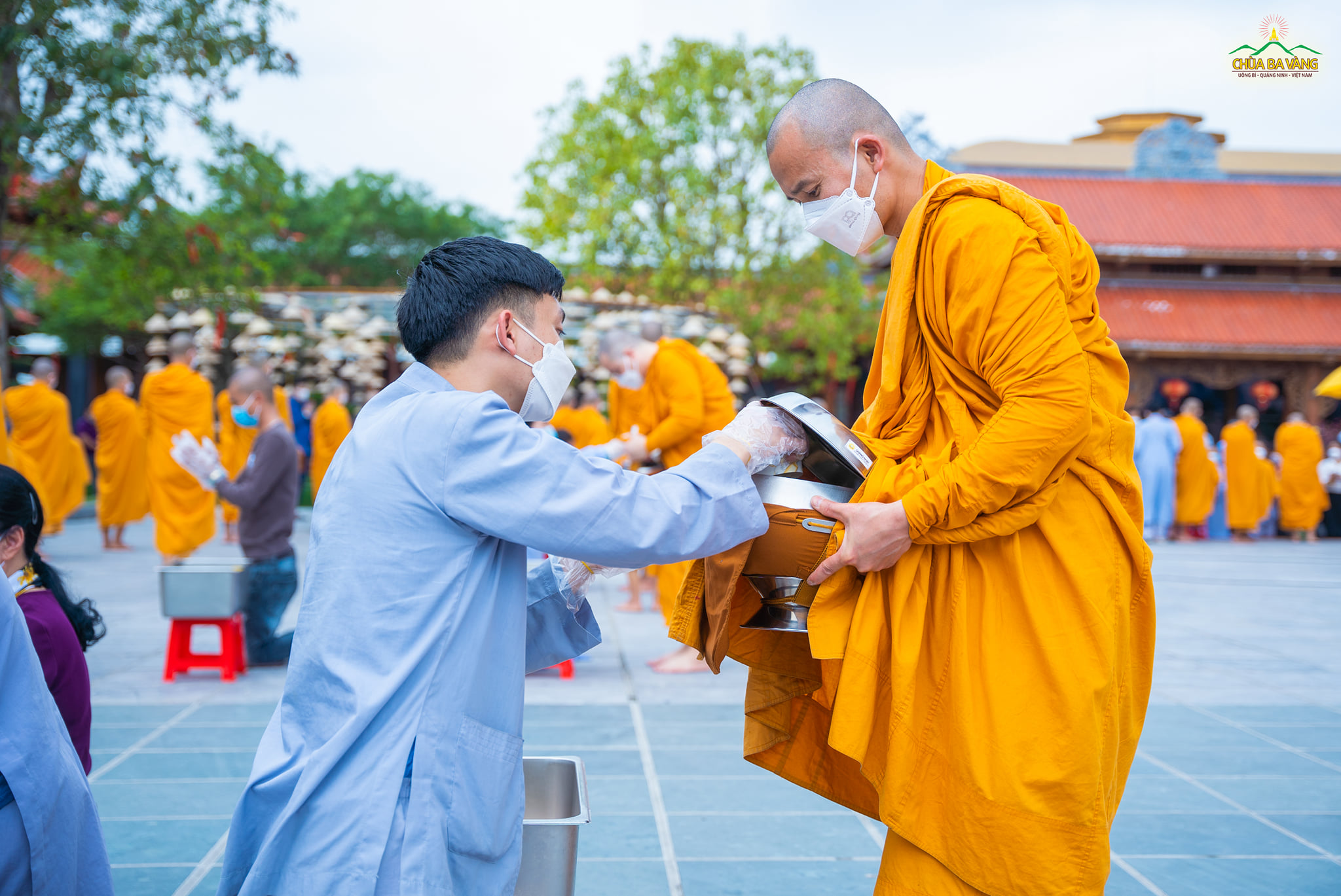 Phật tử chùa Ba Vàng sớt những vật thực tinh sạch vào bình bát chư Tăng