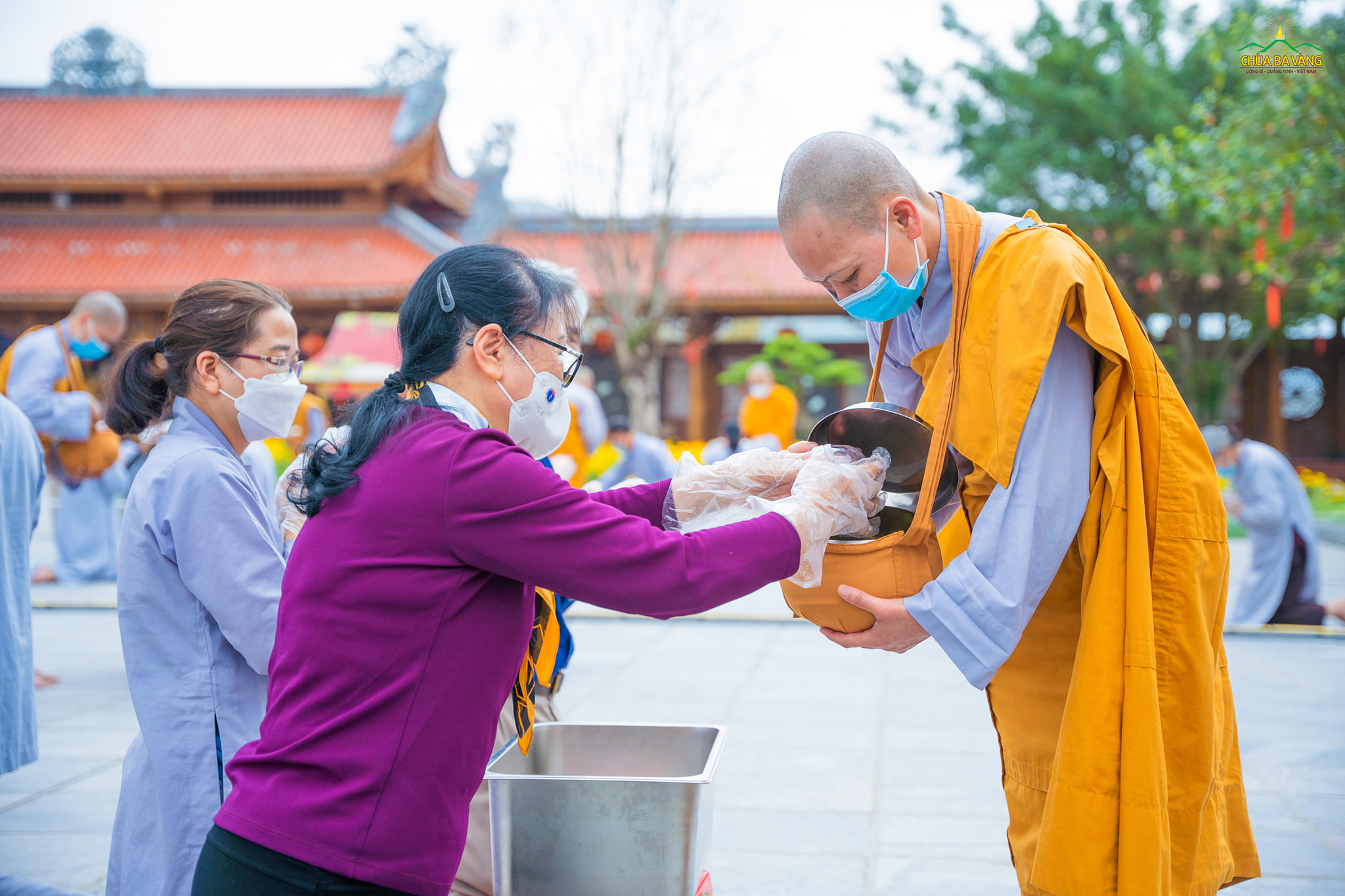 Những vật thực tinh sạch được Phật tử cúng dường, ngưỡng mong chư Tăng Ni có đủ sức khỏe tu hành