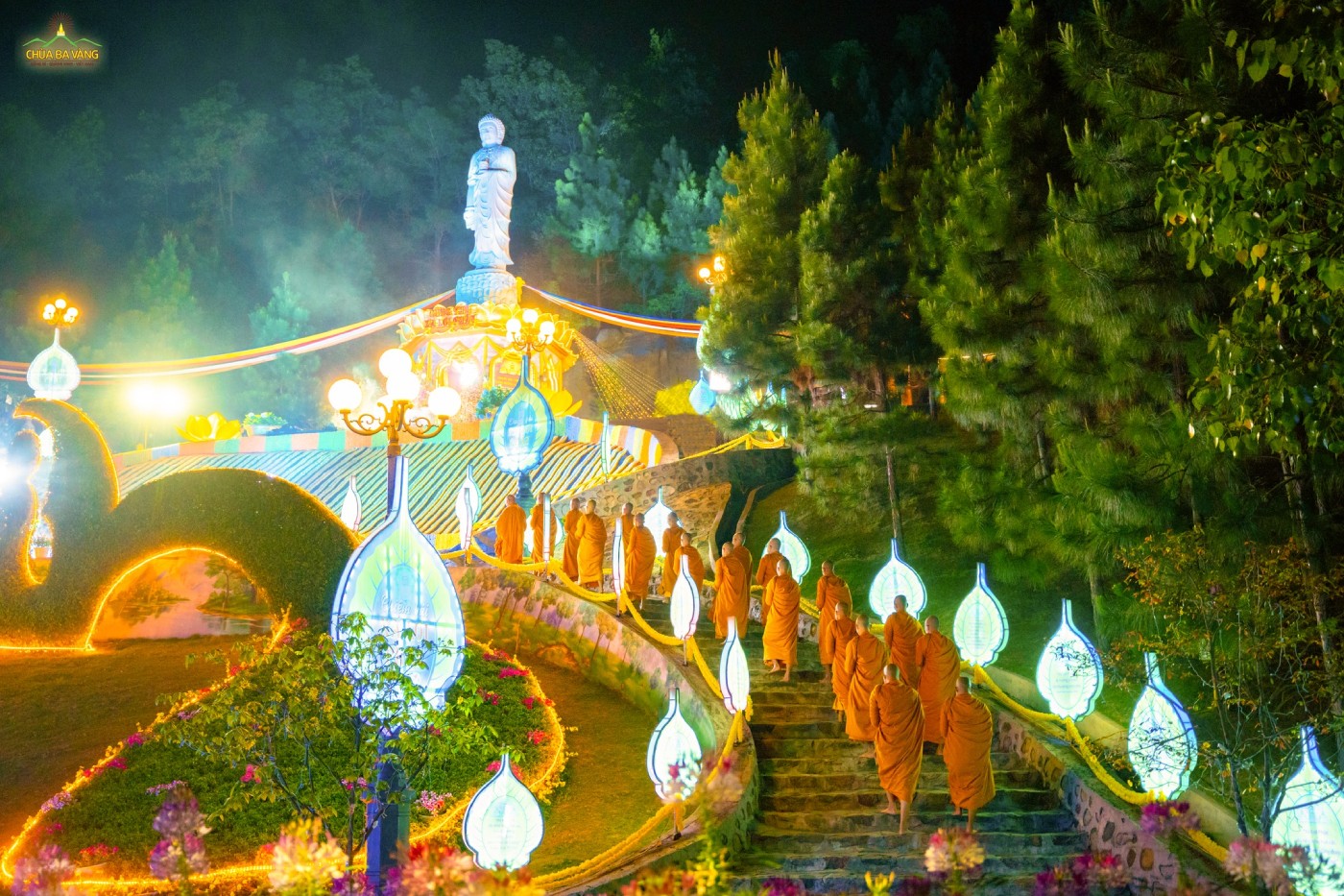 Chư Tăng chùa Ba Vàng tiến lên cung thờ Xá Lợi để kính lễ nhân ngày Đức Thế Tôn nhập Niết Bàn