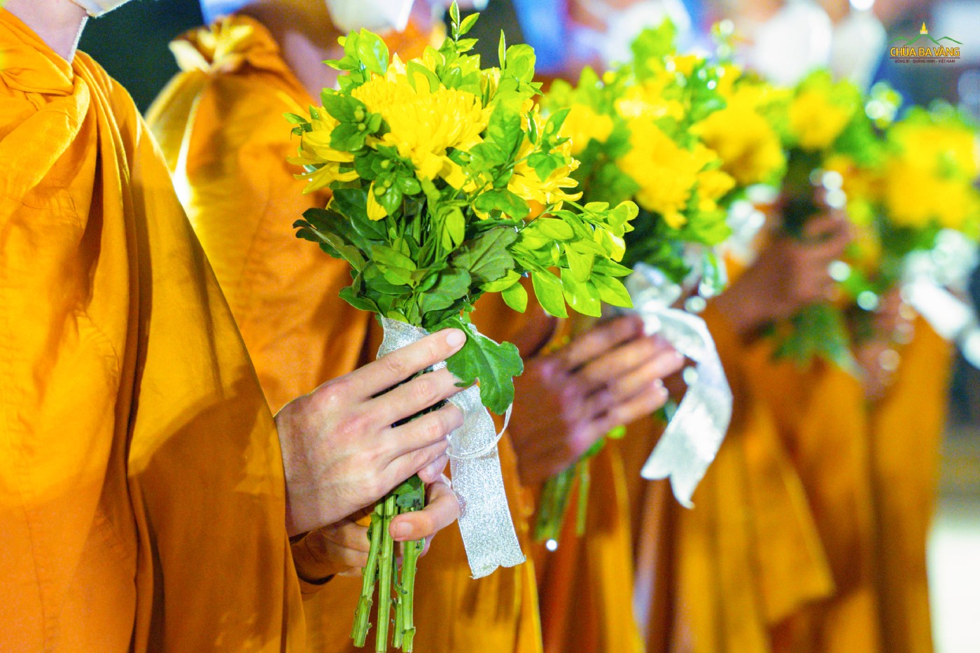 Những bông hoa tươi thắm tượng trưng cho tâm thành tri ân của những người con Phật dâng lên cúng dường Đức Thế Tôn