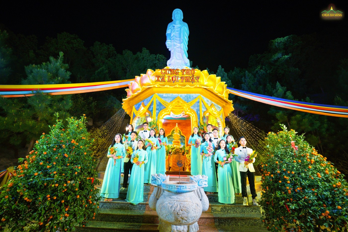 Trong không khí trang nghiêm hướng về ngày Đức Phật nhập Niết Bàn, các Phật tử chùa Ba Vàng đã dâng những lời ca, tiếng hát tưởng niệm Đức Thế Tôn
