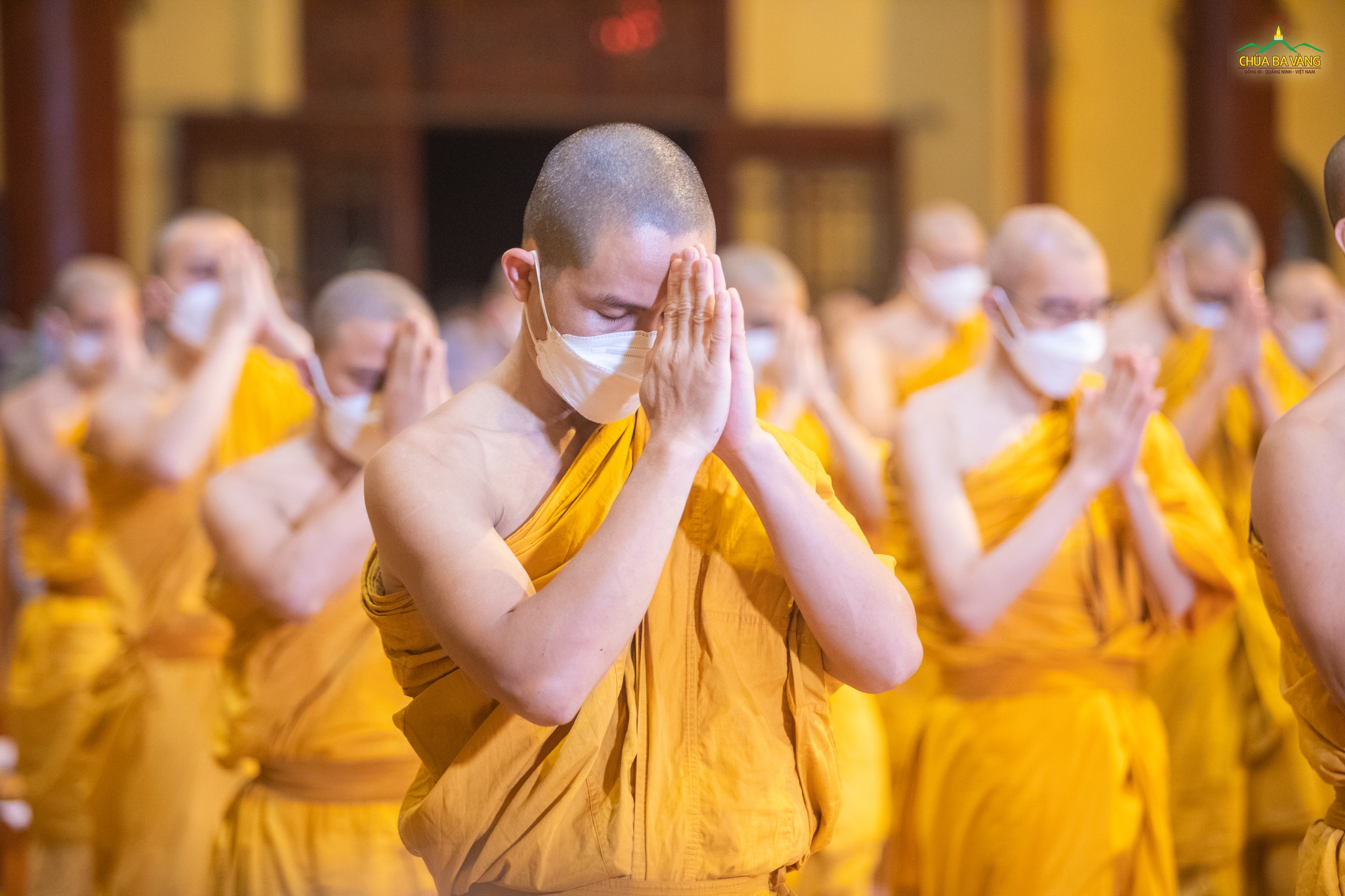 Chư Tăng chắp tay trang nghiêm dẫn Lễ Ngũ Bách Danh cho Phật tử hướng tâm tham dự  