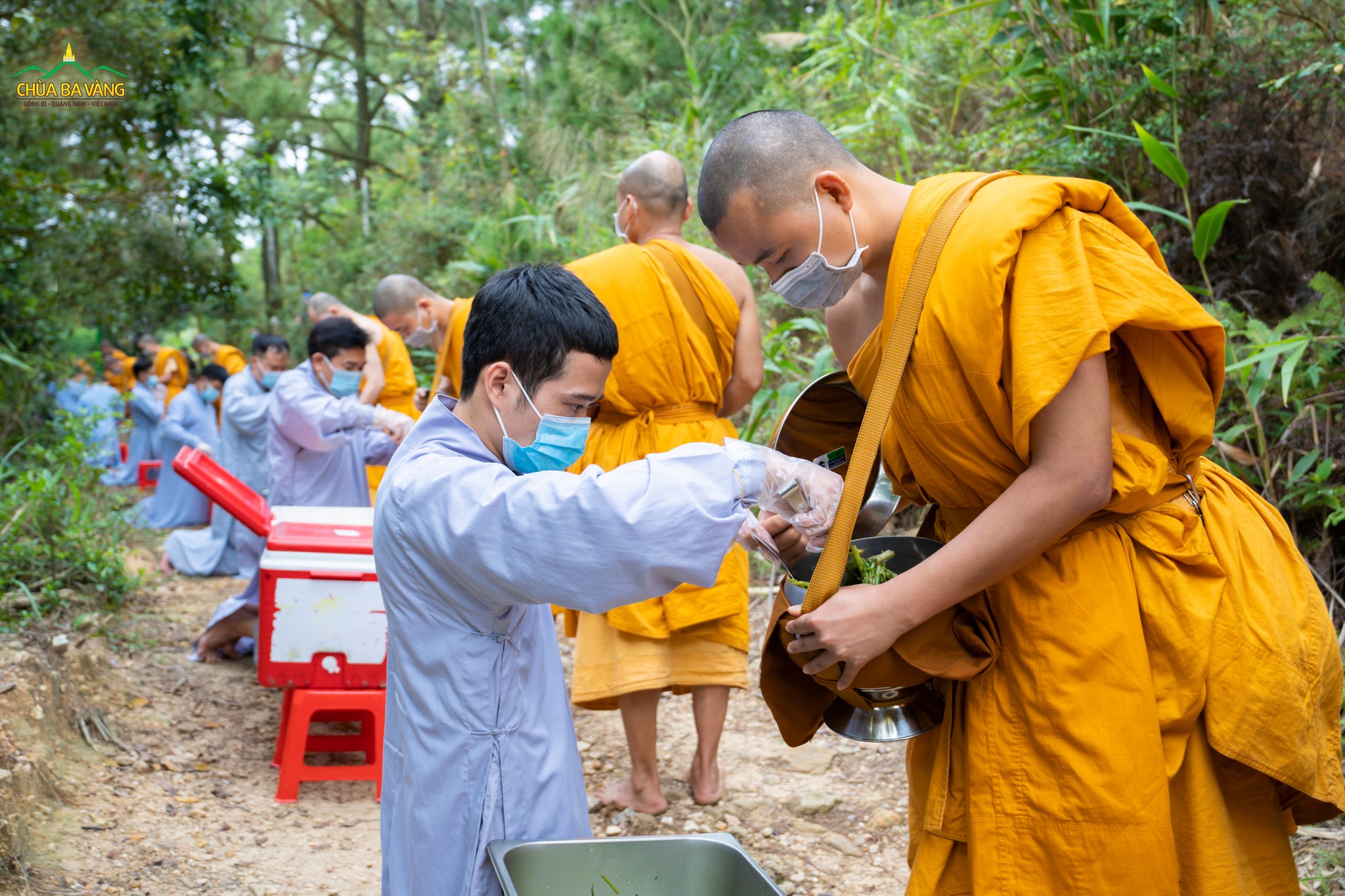 Phật tử chùa Ba Vàng thực hành hạnh bố thí, cúng dường tới bậc tu hành phạm hạnh  