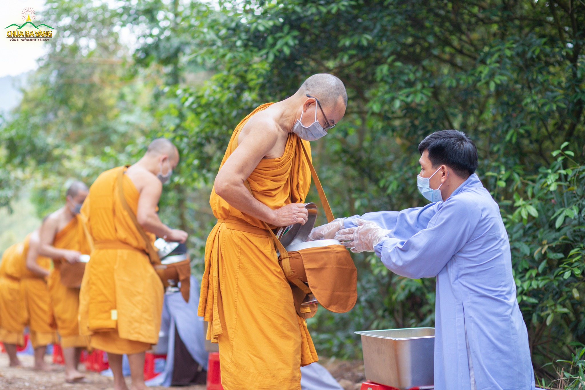 Hôm nay - ngày thứ 2 trong chương trình tu tập Lễ Ngũ Bách Danh, với lòng tịnh tín tri ân, các Phật tử đã sắm sửa vật thực đặt bát cúng dường chư Tăng chùa Ba Vàng