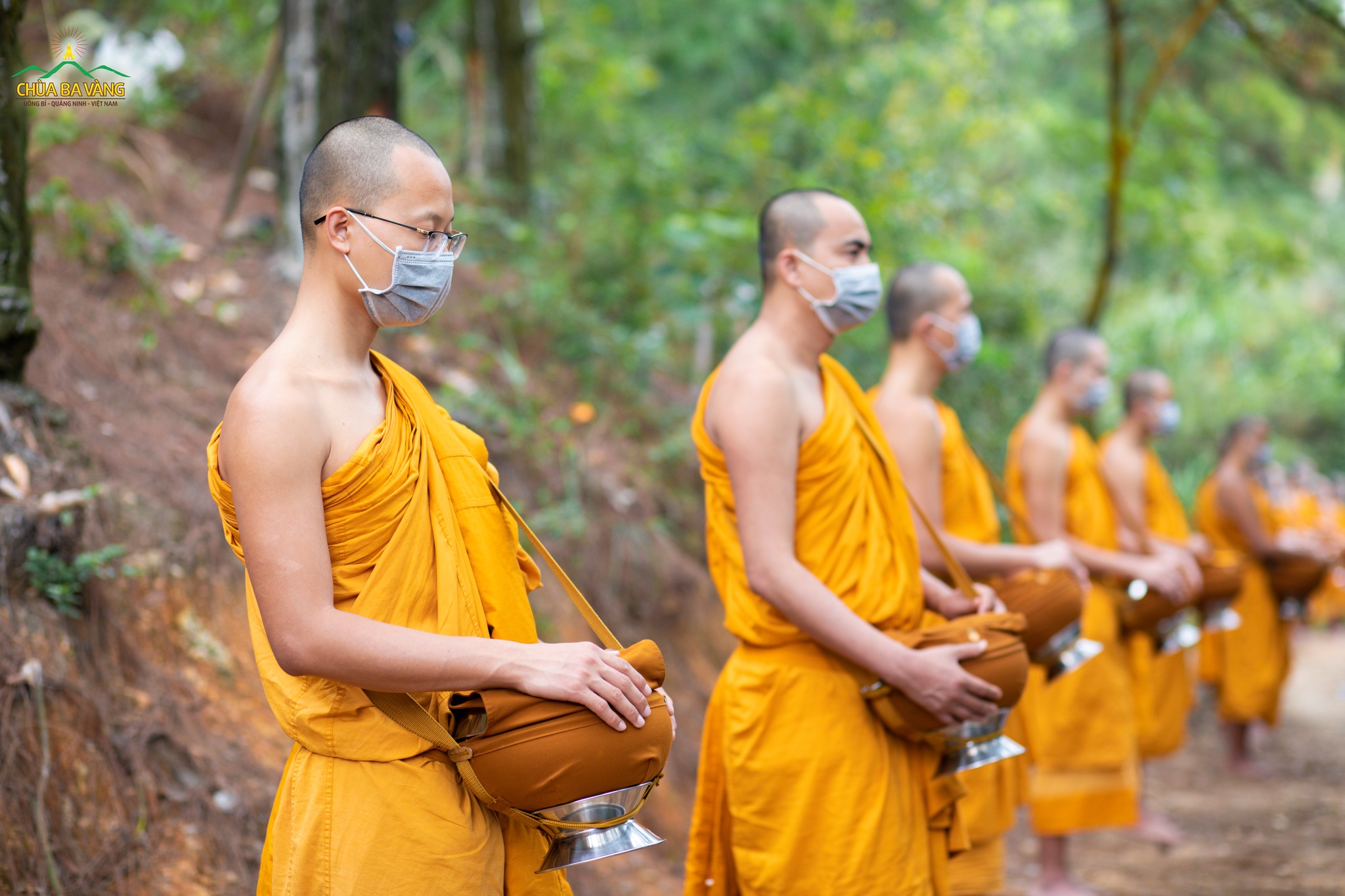 Chư Tăng chứng minh, hứa khả đón nhận sự cúng dường của những người con Phật