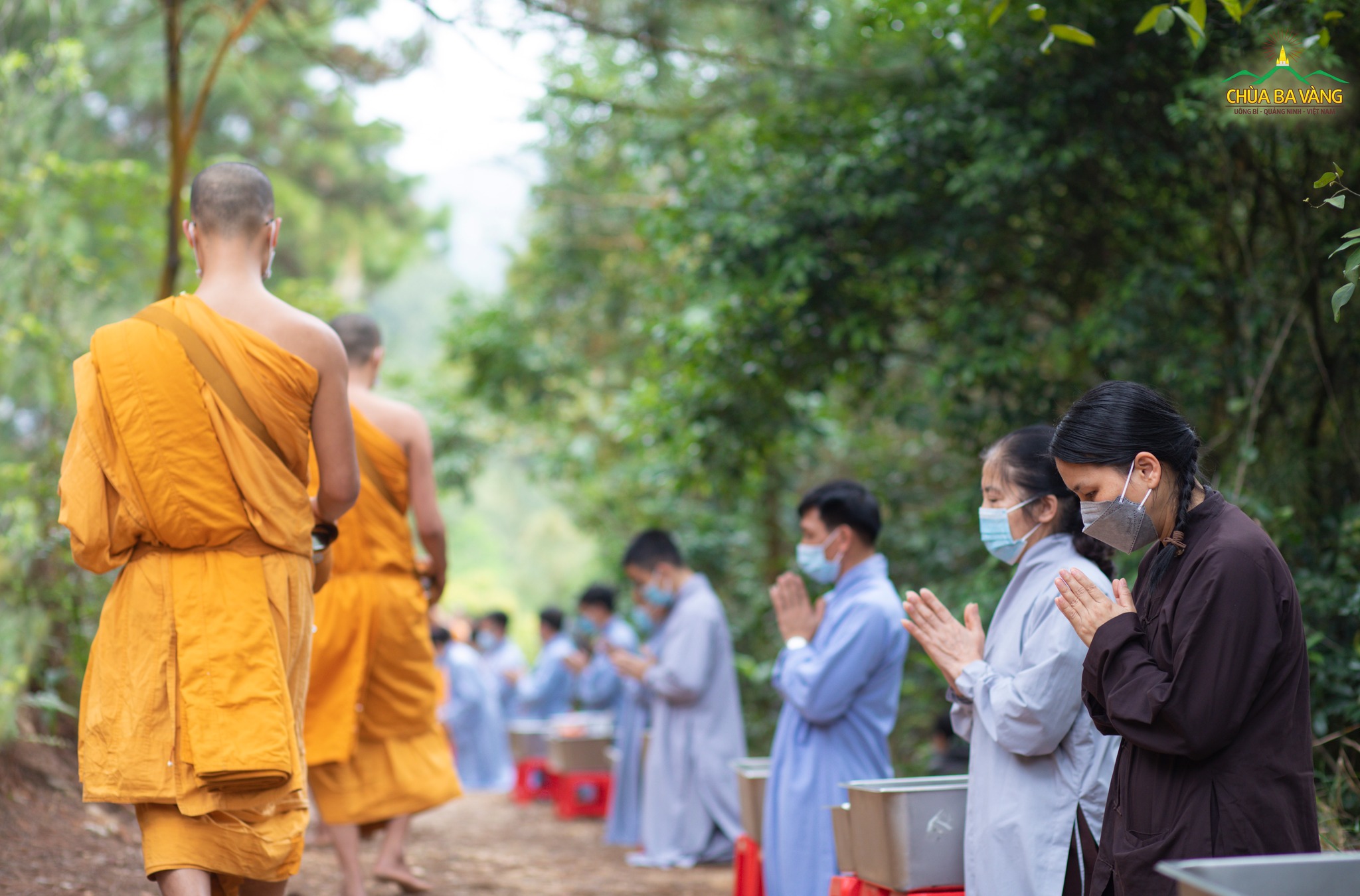 Từ duyên lành này, các Phật tử cũng hồi hướng cho các chúng sinh trong cõi tâm linh mà các Phật tử thỉnh mời được nương tựa Tam Bảo và gia hộ cho gia đình của các Phật tử được bình an