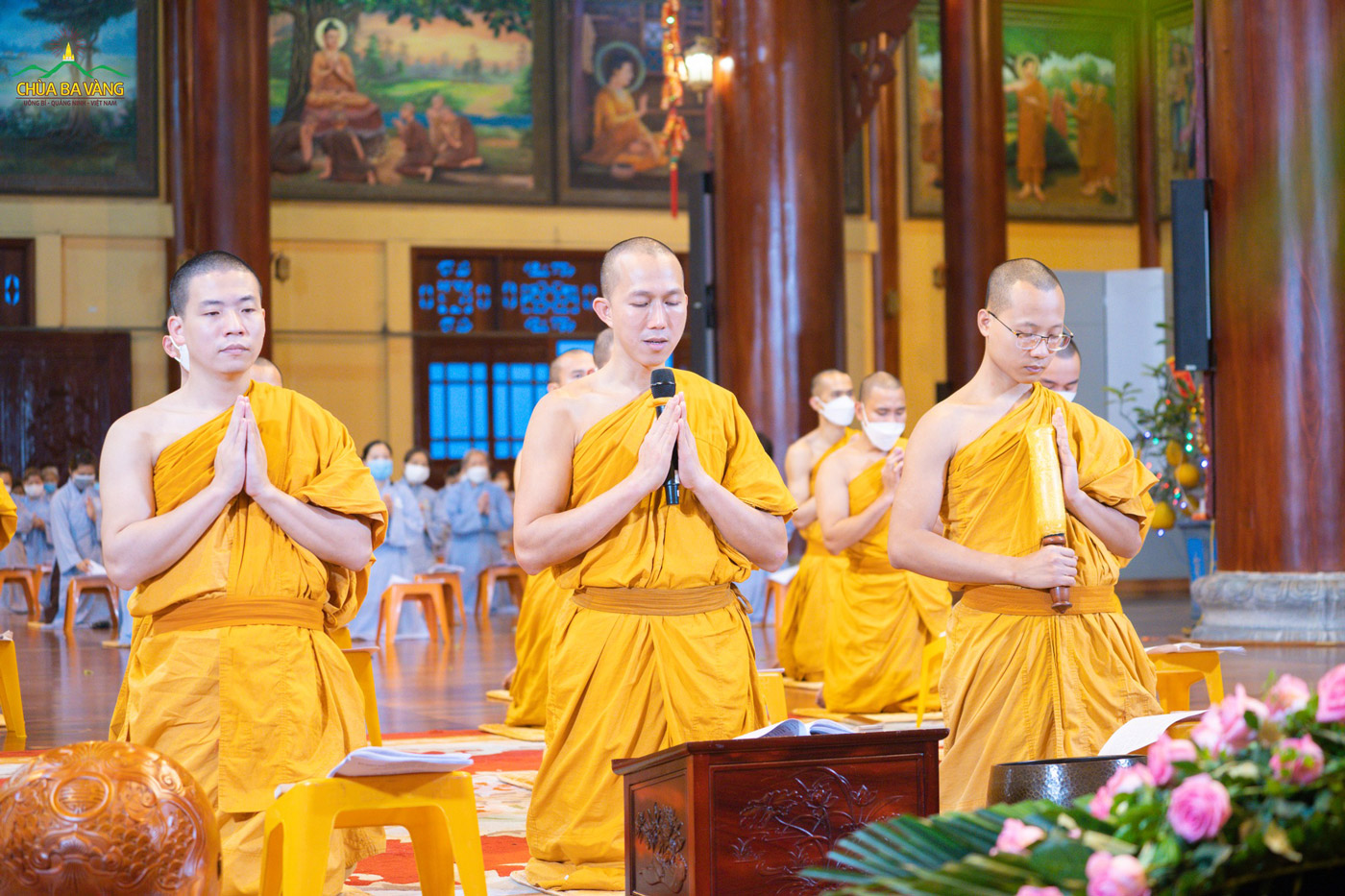 Tại ngôi Đại hùng Bảo điện chùa Ba Vàng, đúng 5h sáng, chư Tăng và Phật tử đồng trang nghiêm bắt đầu nghi thức tu tập kỷ niệm ngày Bồ Tát Phổ Hiền đản sinh
