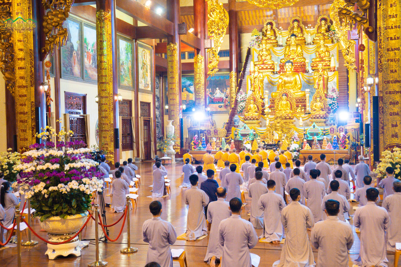 Các Phật tử thành kính chắp tay đối trước ban Tam Bảo  