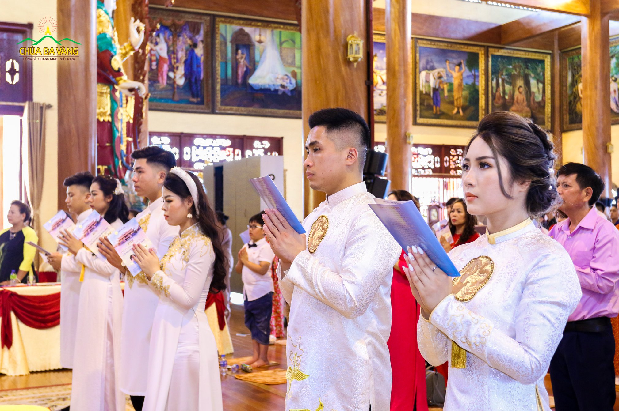 Các đôi tân lang, tân nương trong buổi lễ Hằng thuận tại chùa Ba Vàng (ảnh năm 2019)