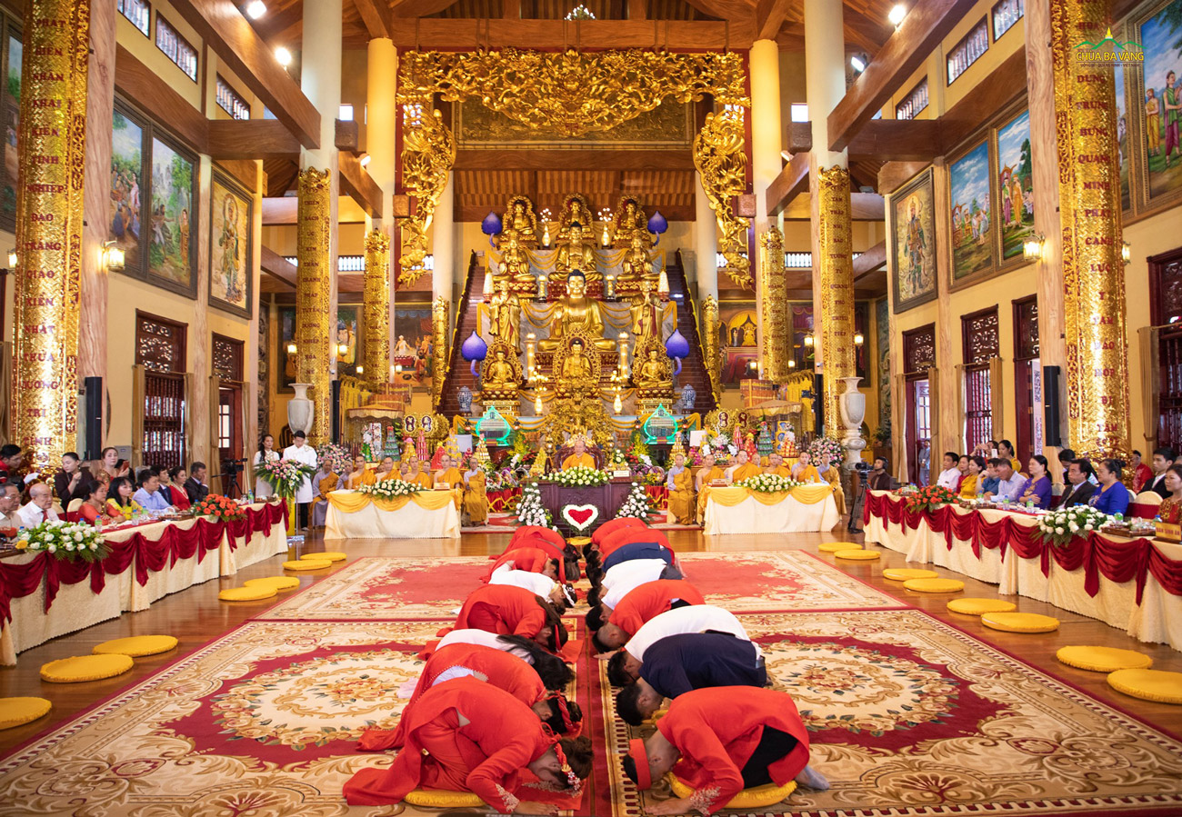 Các cặp tân lang, tân nương trong buổi lễ Hằng thuận tại chùa Ba Vàng (ảnh năm 2021)