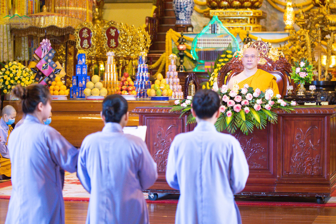 Đại diện các Phật tử chùa Ba Vàng dâng lời tác bạch trên Sư Phụ