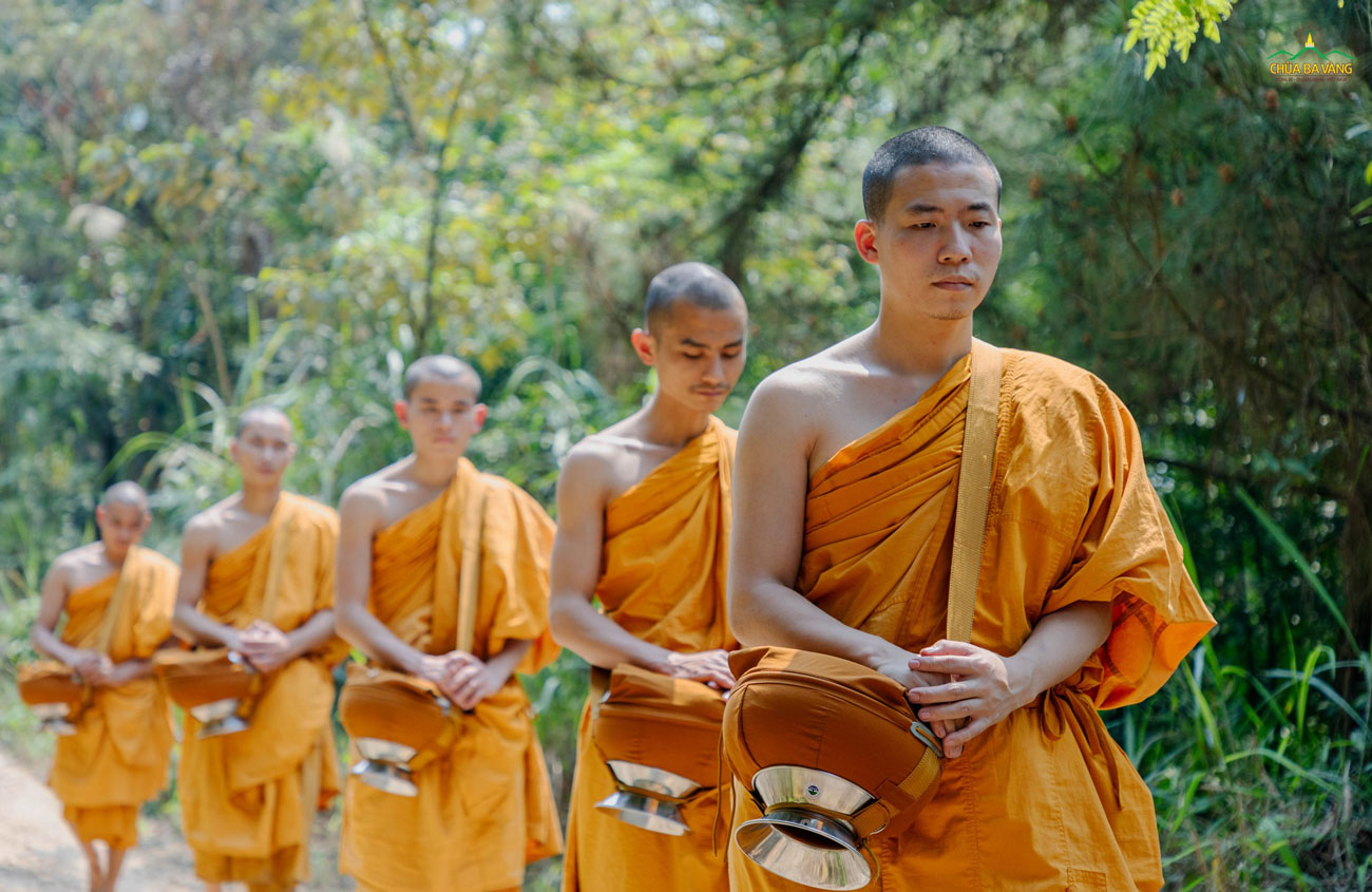 Với ba y, một bình bát, chúng Sadi Tăng thực hành hạnh khất thực theo truyền thống của mười phương chư Phật.  