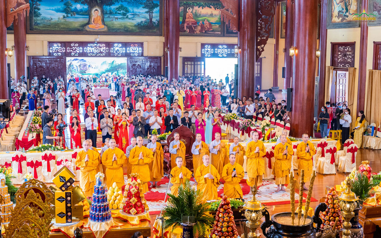Thể theo lời thỉnh cầu, ngày 10/4/2022 (tức 10/3/Nhâm Dần), Sư Phụ Thích Trúc Thái Minh cùng chư Tăng chùa Ba Vàng đã tác lễ hằng thuận cho các gia đình Phật tử