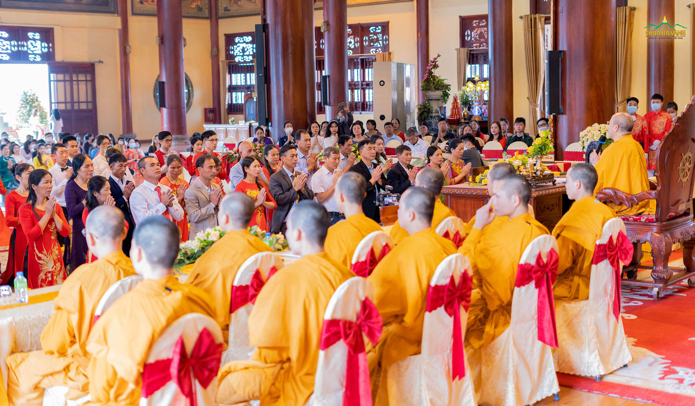Các gia đình Phật tử quỳ gối, chắp tay trang nghiêm, lắng nghe những lời chỉ dạy trên Sư Phụ