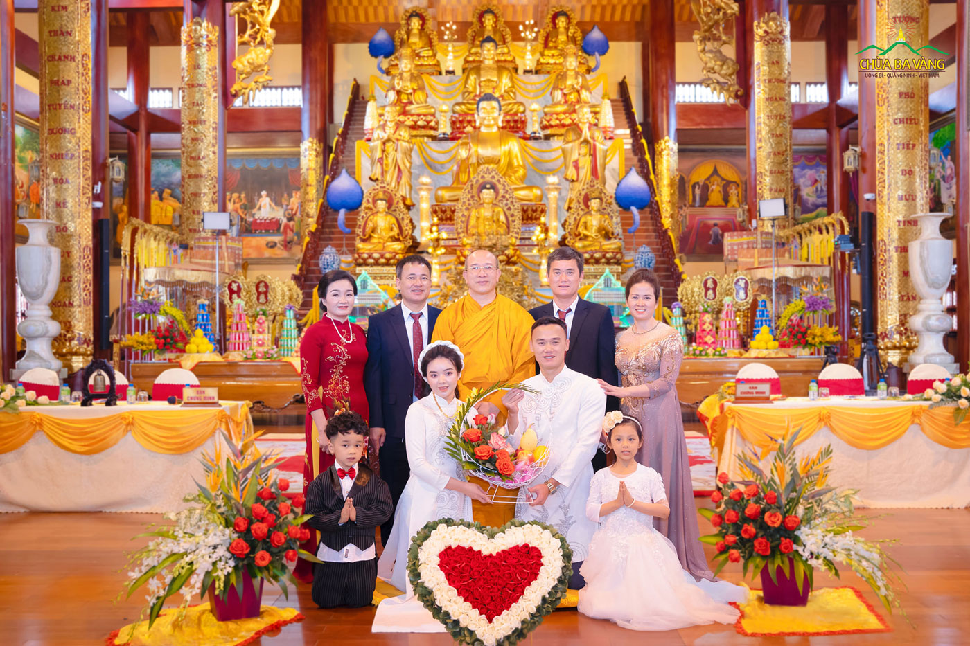 Gia đình tân lang tân nương chụp ảnh lưu niệm với Sư Phụ Thích Trúc Thái Minh trong lễ Hằng thuận