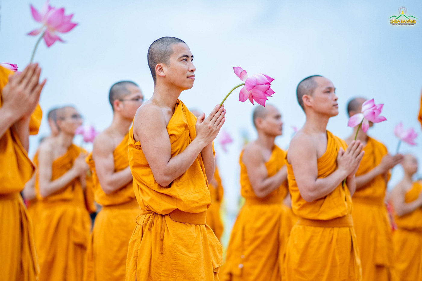Chư Tăng chắp tay trang nghiêm hướng về tôn tượng Đức Phật đản sinh để tỏ lòng tri ân Ngài