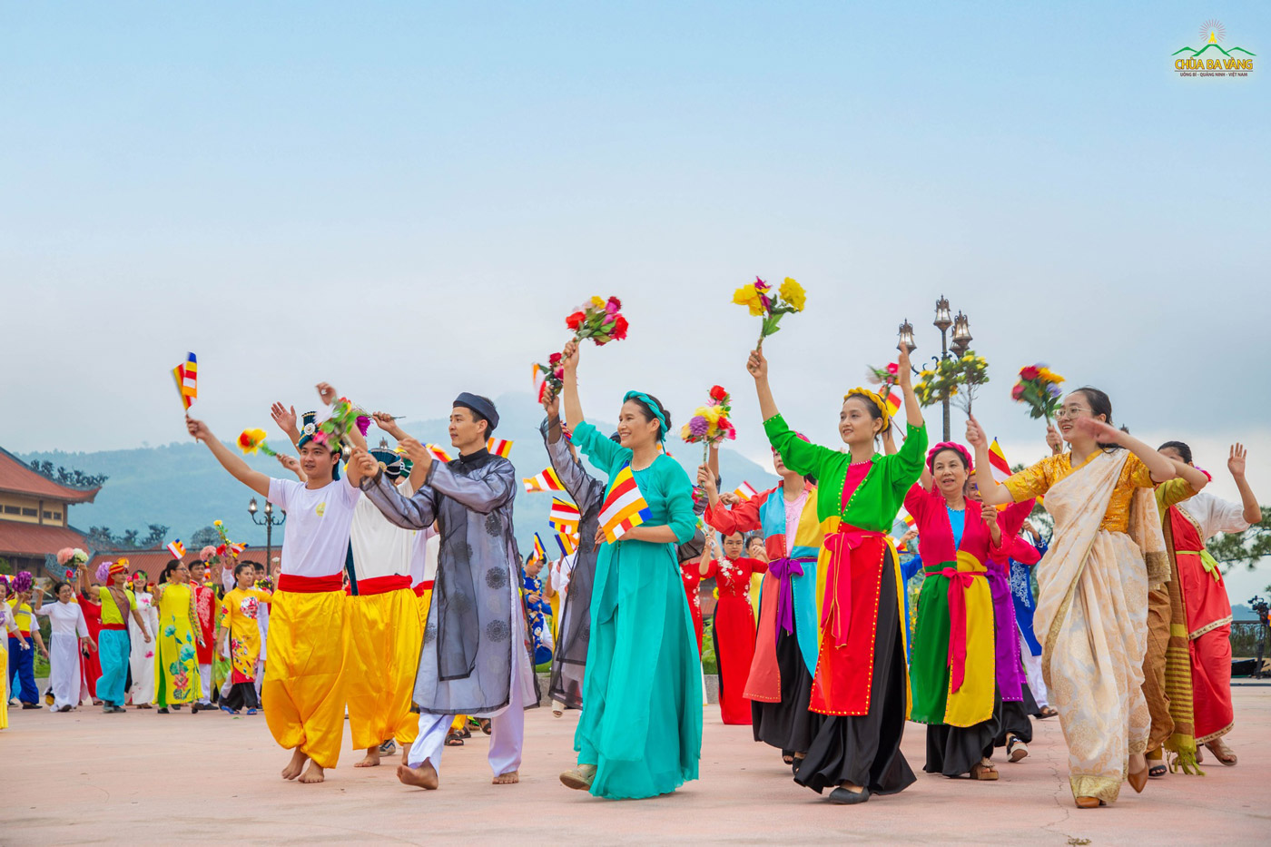 Các Phật tử vẫy cờ và hoa vui mừng kỷ niệm ngày Đức Thế Tôn đản sinh
