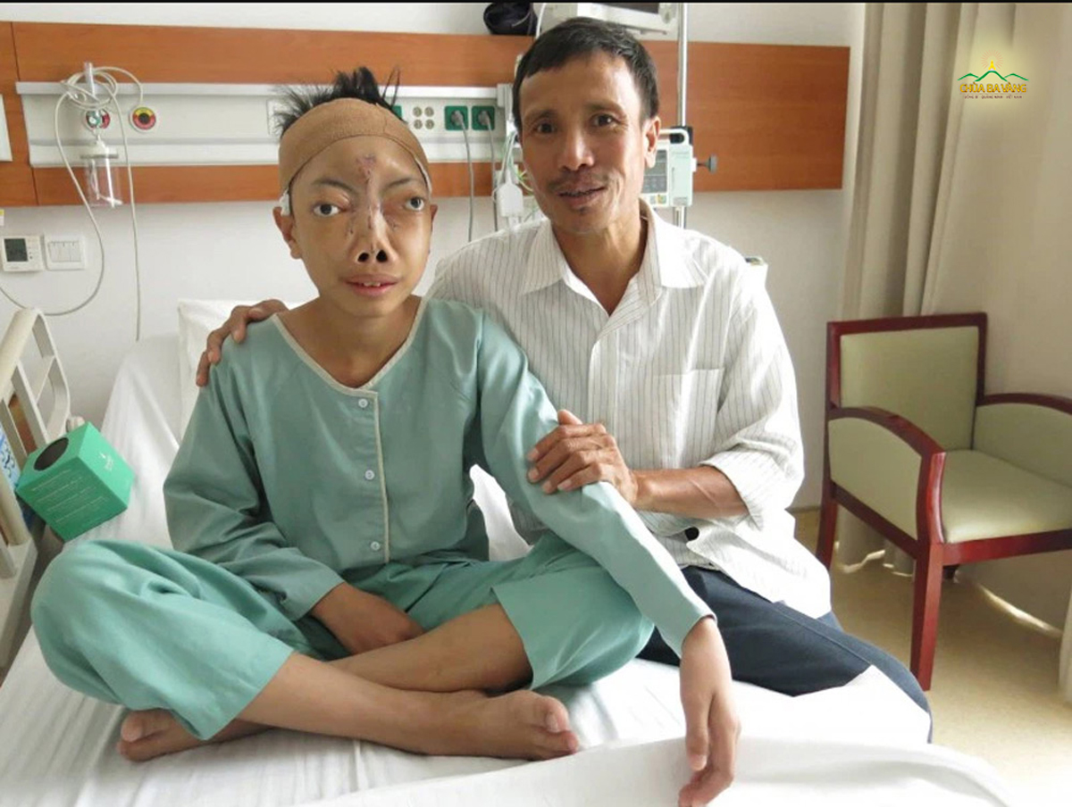 Hình ảnh Lê Trung Tuấn cùng bố sau khi trải qua thành công ca mổ khối u ác tính
