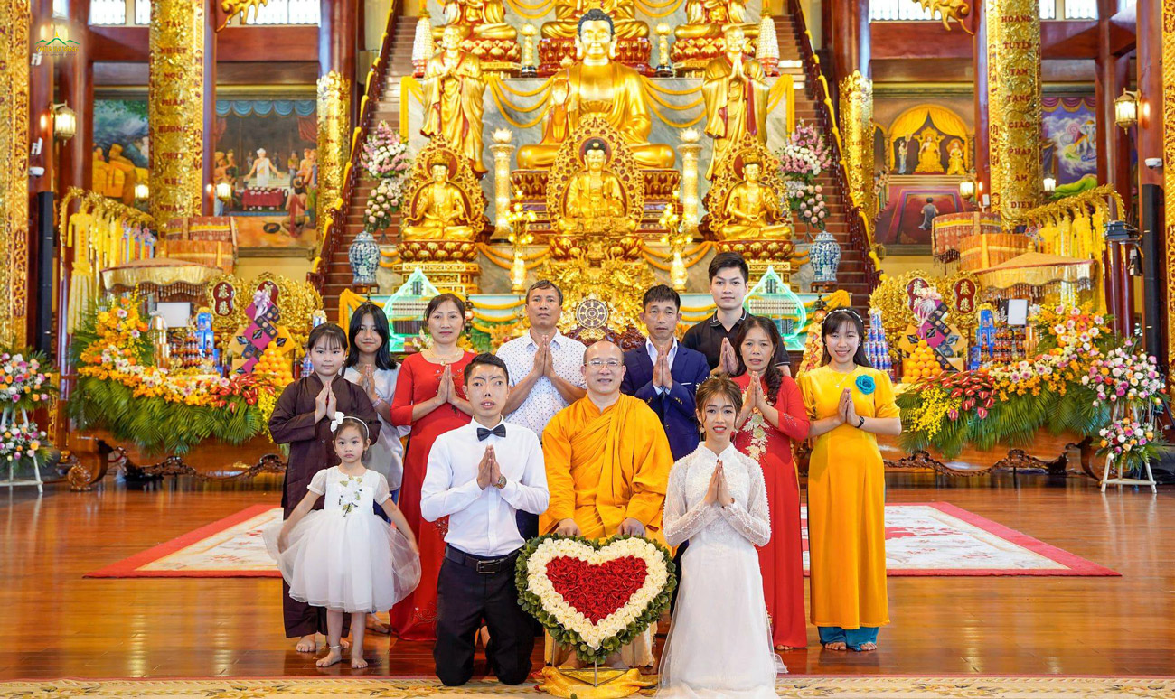 Gia đình Lê Trung Tuấn chụp ảnh lưu niệm cùng Sư Phụ Thích Trúc Thái Minh trong lễ Hằng thuận chùa Ba Vàng