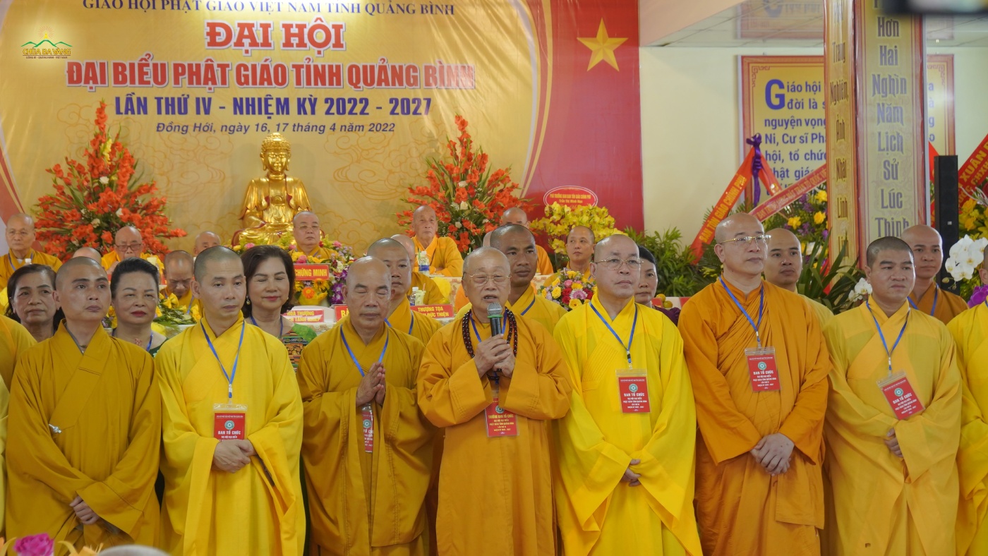 Hòa thượng Thích Tánh Nhiếp - Trưởng Ban Trị sự Phật giáo tỉnh Quảng Bình, kiêm Trưởng Ban Tăng sự phát biểu trong Đại hội