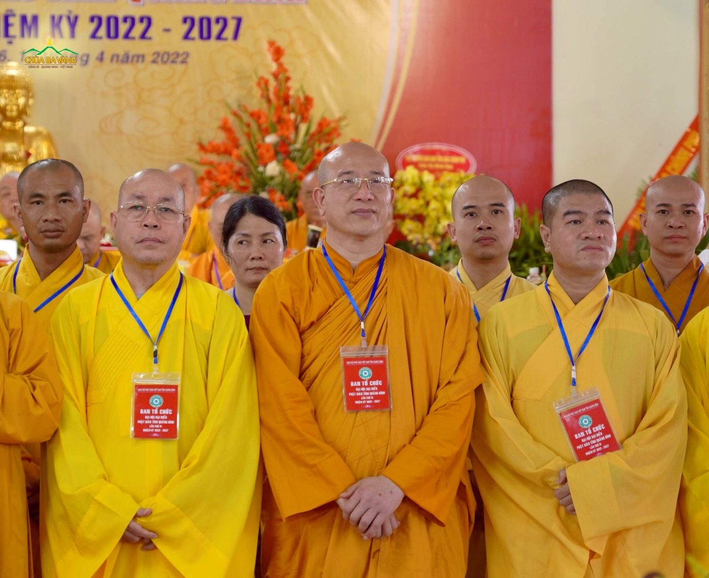 Đại đức Thích Trúc Thái Minh (đứng giữa) chụp ảnh lưu niệm cùng chư Tôn đức Tăng