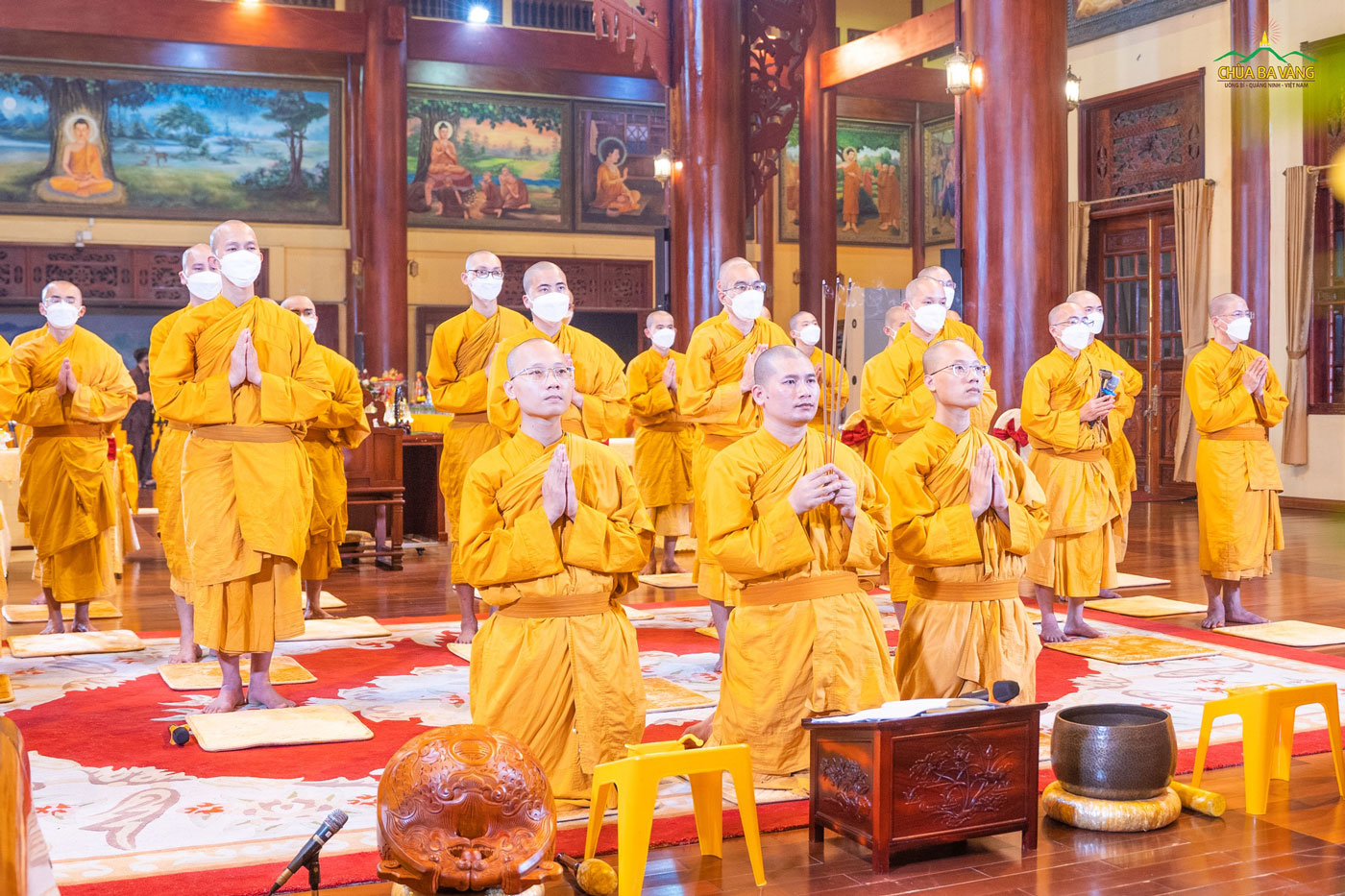 Chư Tăng tác lễ bạch Phật bước vào khóa Lễ Trai đàn chẩn tế