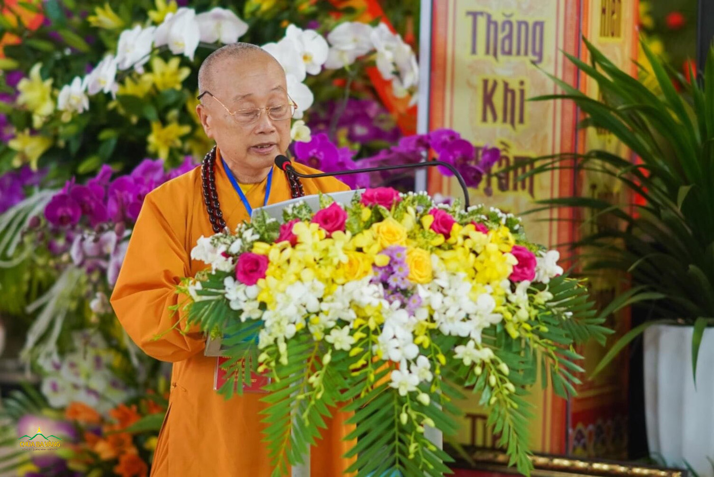 HT. Thích Tánh Nhiếp – UVTT HĐTS, Trưởng ban Trị sự GHPGVN tỉnh Quảng Bình đại diện phát biểu trong đại hội.