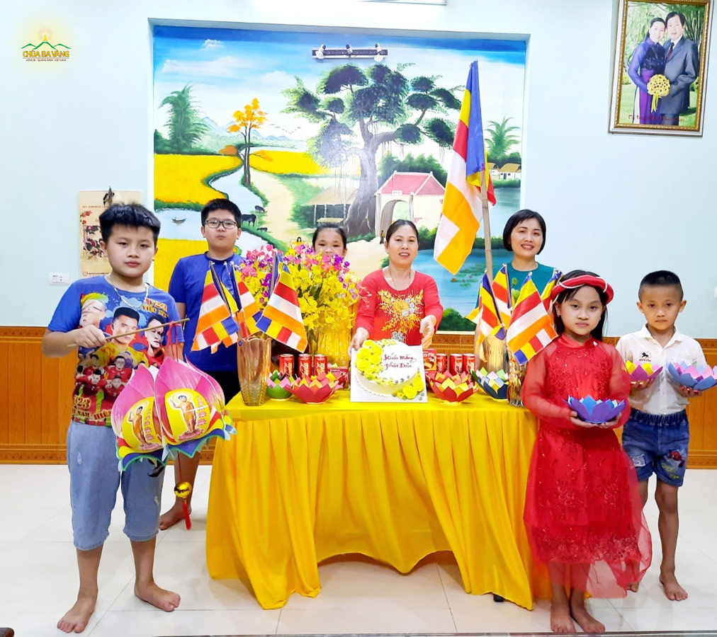 Gia đình Phật tử hân hoan đón mừng Tết Phật đản. (Ảnh năm 2021)